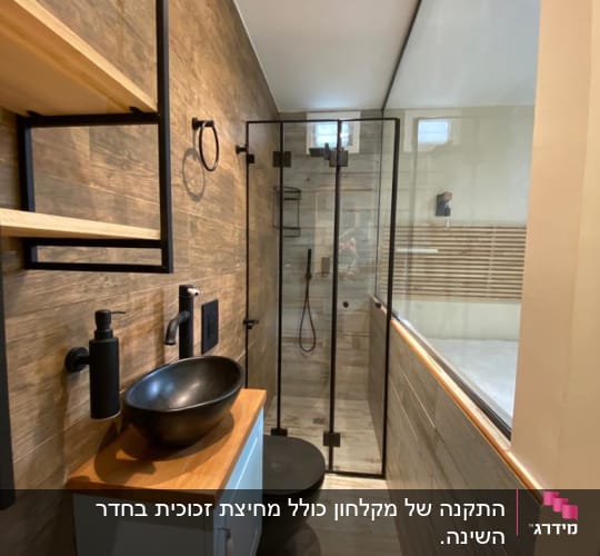 דלת זכוכית למקלחת עם מסגרת שחורה
